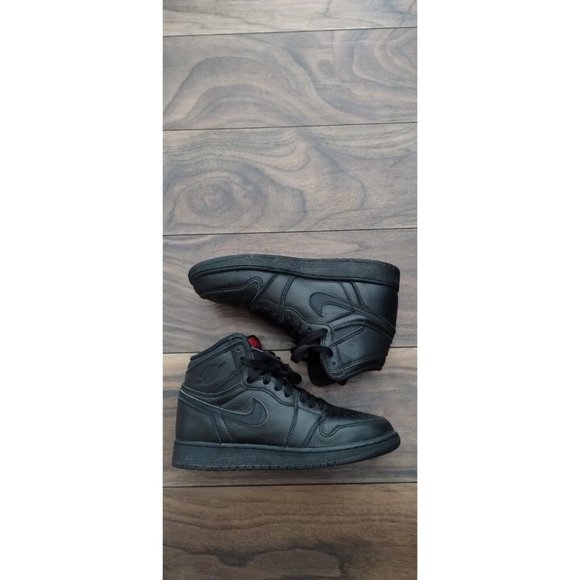 Nike Air Jordan 1 Retro High OG Triple Black Red 555088-022 Mens Size 13 2017